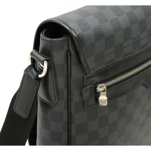 6 LOUIS VUITTON Damier Graffitt Daniel MM Shoulder Bag Messenger B