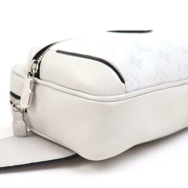 6 Louis Vuitton Taigarama Antarctica Monogram Leather White Bum Bag