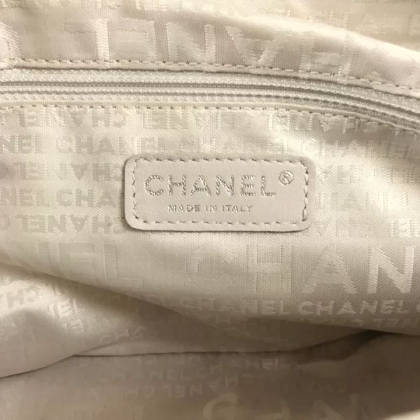 9 Chanel Hardware Silver Chain Shoulder Bag White