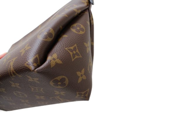 6 Louis Vuitton Pallas Beauty Case Monogram Clutch Bag