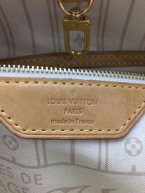 2334381292876 05 Louis Vuitton Neverfull MM Damier Azur White Shoulder Bag