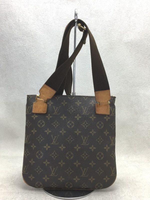 4 Louis Vuitton Pochette Bosphore Monogram