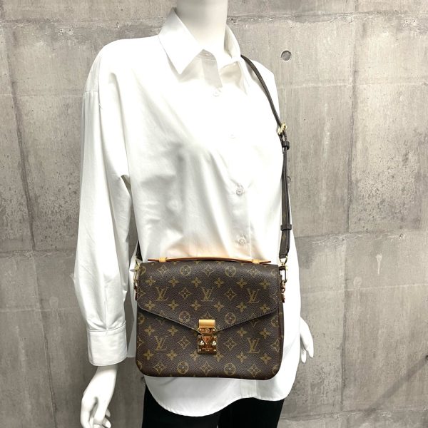 8 Louis Vuitton 2way Monogram Pochette Metis MM Handbag