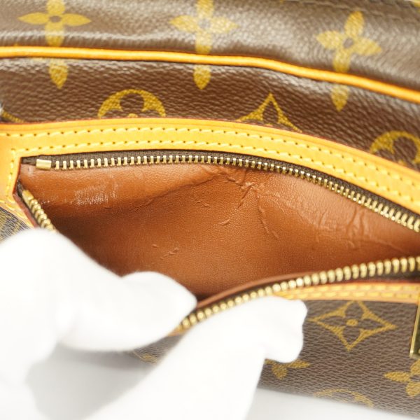 9 Louis Vuitton Shoulder Bag Monogram Pochette