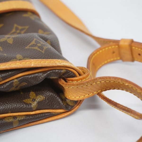 10 Louis Vuitton Shoulder Bag Monogram Saumur 30