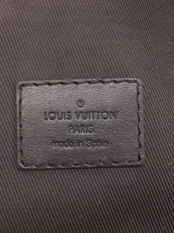 2338971283718 05 Louis Vuitton Discovery Monogram Eclipse Bum Bag