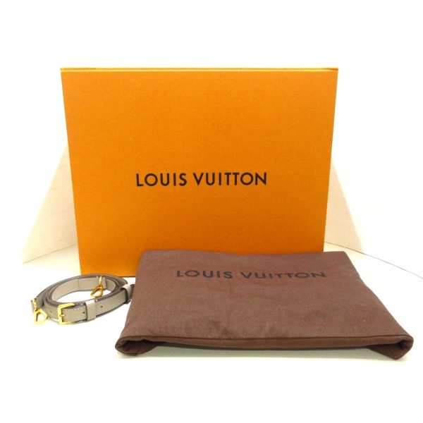 37143941 12 Louis Vuitton Capucines MM Taurillon Leather Handbag