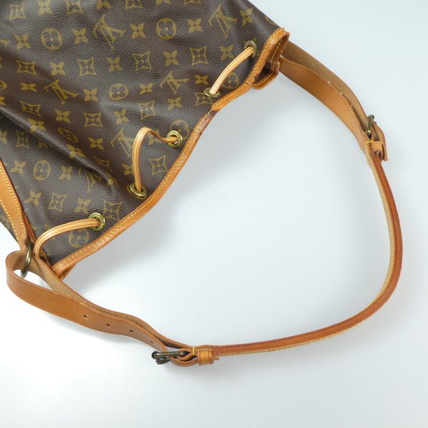 4 Louis Vuitton Monogram Noe Shoulder Bag