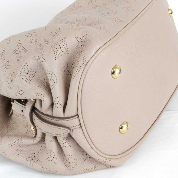 5 Louis Vuitton XL Shoulder Bag Monogram Mahina Beige