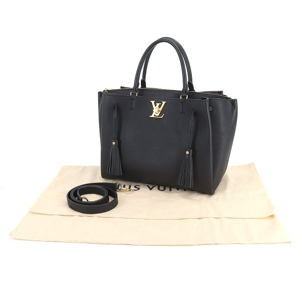 8 Louis Vuitton LockMe 2 Shoulder Bag Leather Noir