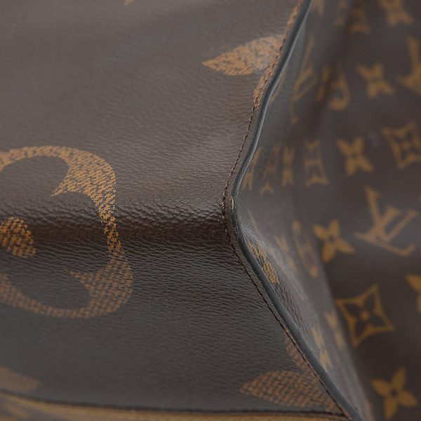 005182299 6 Louis Vuitton Monogram Giant On The Go GM Tote Bag