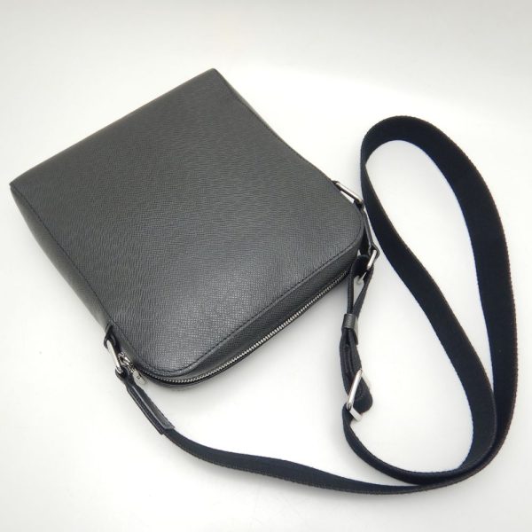 2 Louis Vuitton Taiga Crossbody Shoulder Bag Noir