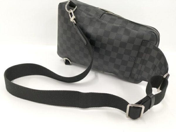 2000773252000886 4 Louis Vuitton Avenue Damier Leather Graphite Body Bag