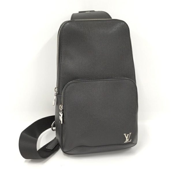 2000773252000966 1 Louis Vuitton Avenue Sling Taiga Body Bag Noir