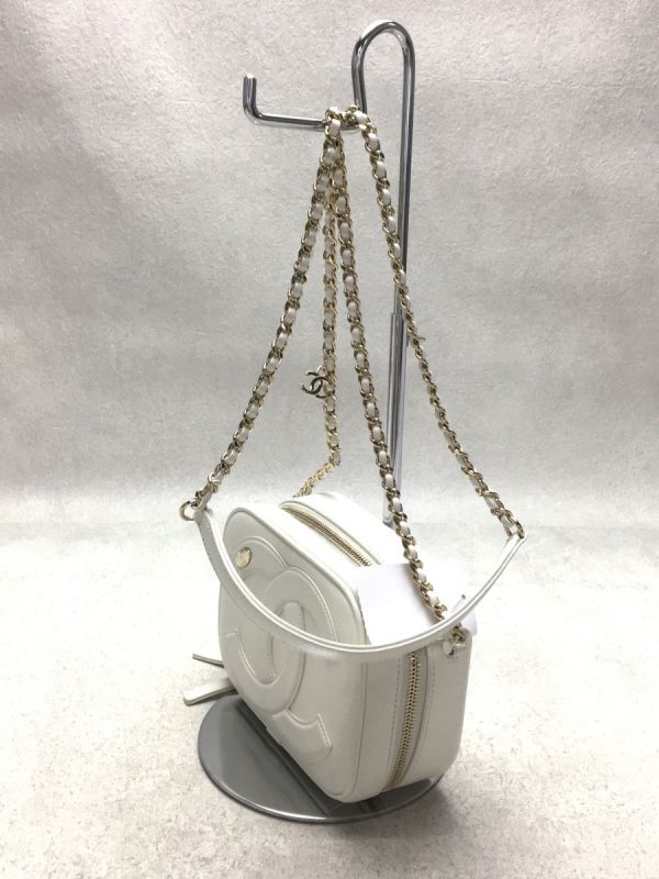 2300033722336 02 Chanel Leather Chain Shoulder Bag Beige