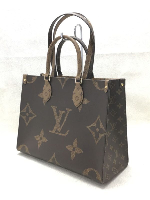 2300035996919 02 Louis Vuitton On The Go MM Monogram Handbag