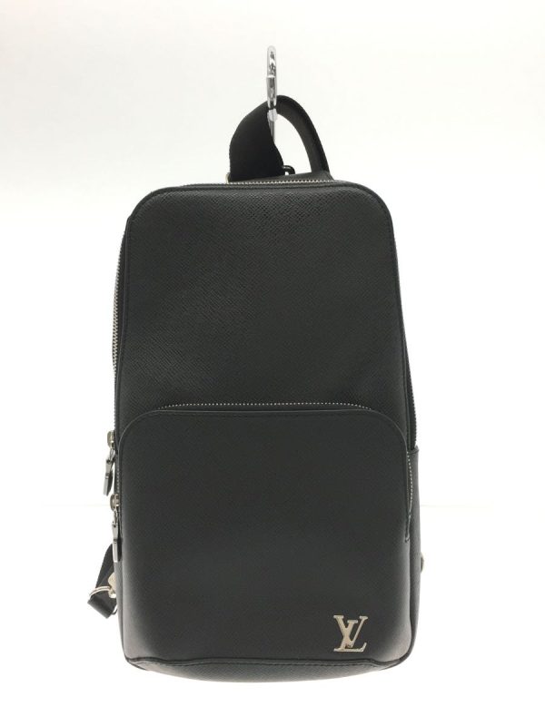 2320132155002 01 Louis Vuitton Avenue Sling Taiga Body Bag