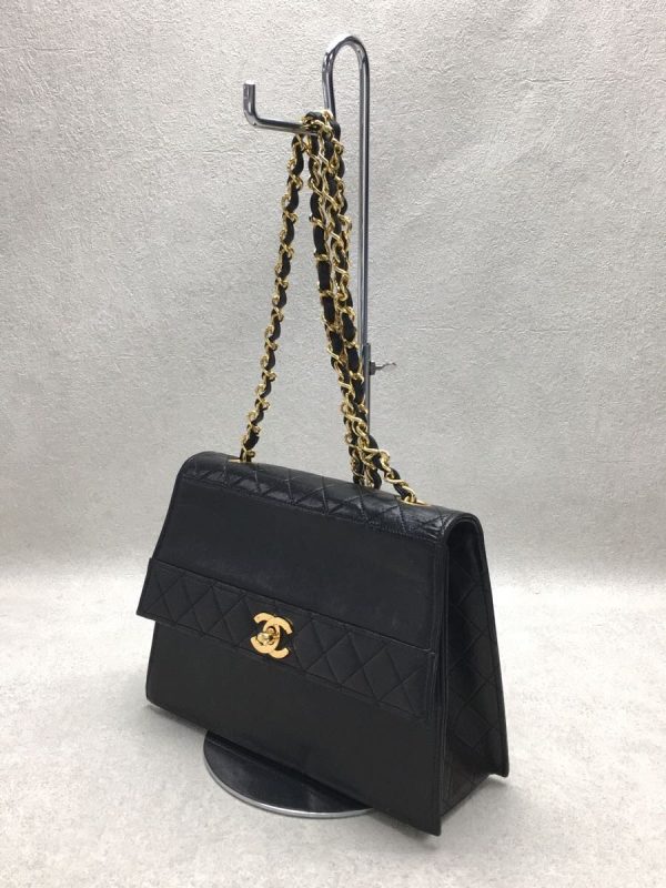 2320532444324 02 Chanel Leather Shoulder Bag