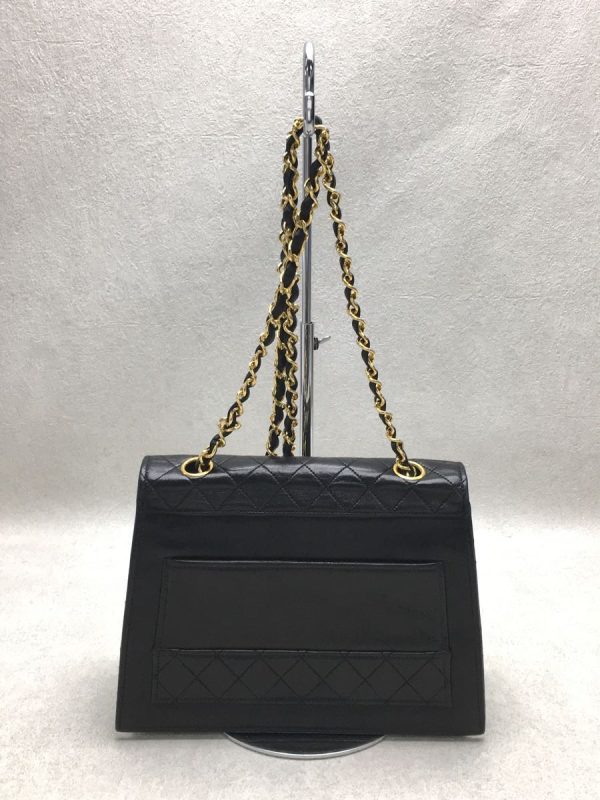 2320532444324 03 Chanel Leather Shoulder Bag