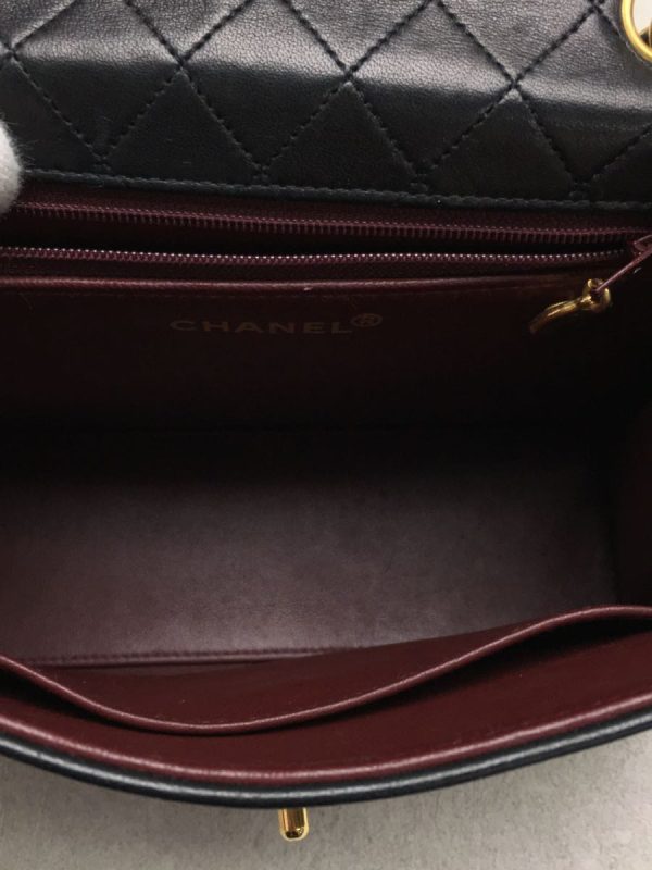 2320532444324 06 Chanel Leather Shoulder Bag