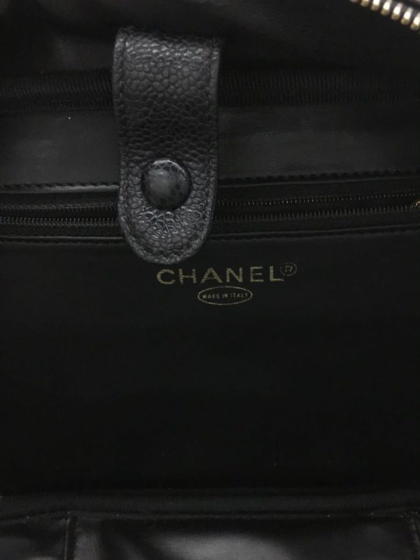 2333341111929 03 Chanel Leather Caviar Skin Handbag