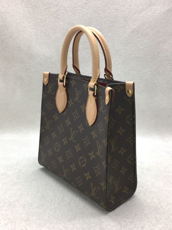 2334371052657 02 Louis Vuitton Sac Plat Monogram Leather Shoulder Bag