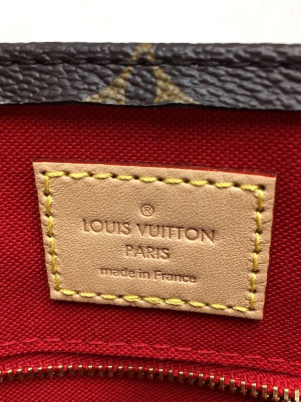 2334371052657 05 Louis Vuitton Sac Plat Monogram Leather Shoulder Bag