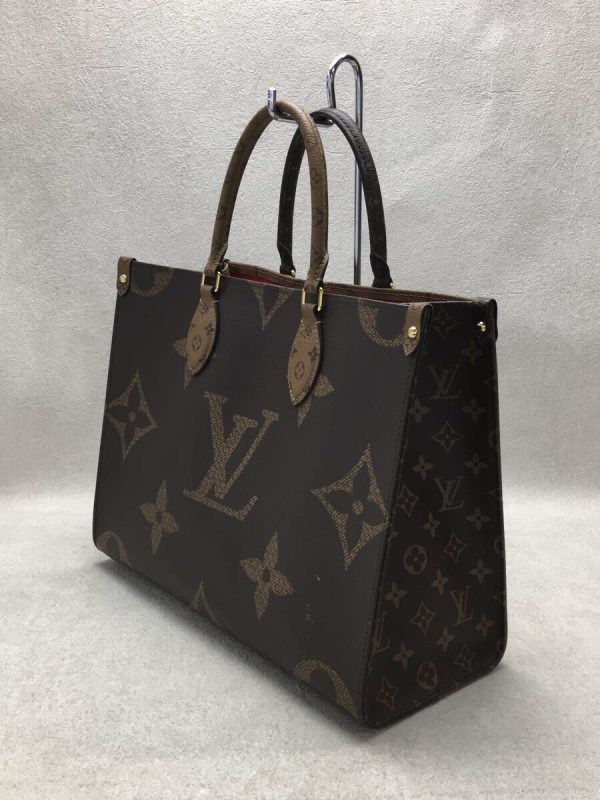 2335231622560 02 Louis Vuitton On The Go MM Monogram Handbag