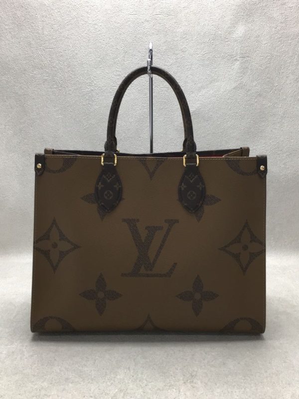 2335231622560 03 Louis Vuitton On The Go MM Monogram Handbag