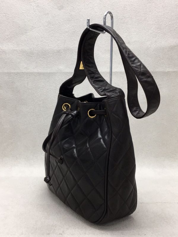 2338060393502 02 Chanel Drawstring Leather Shoulder Bag