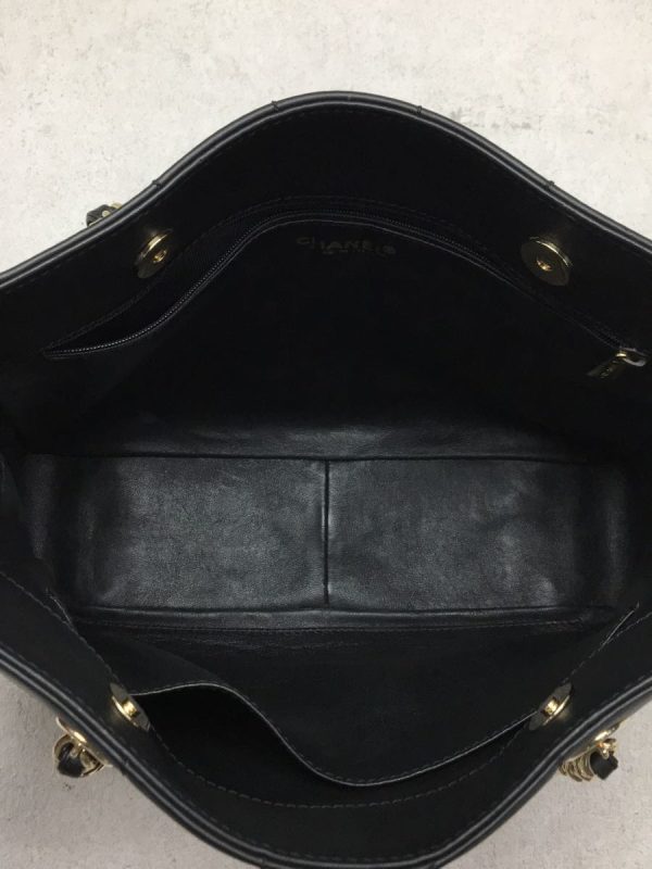 2340410294834 06 Chanel Leather Shoulder Bag