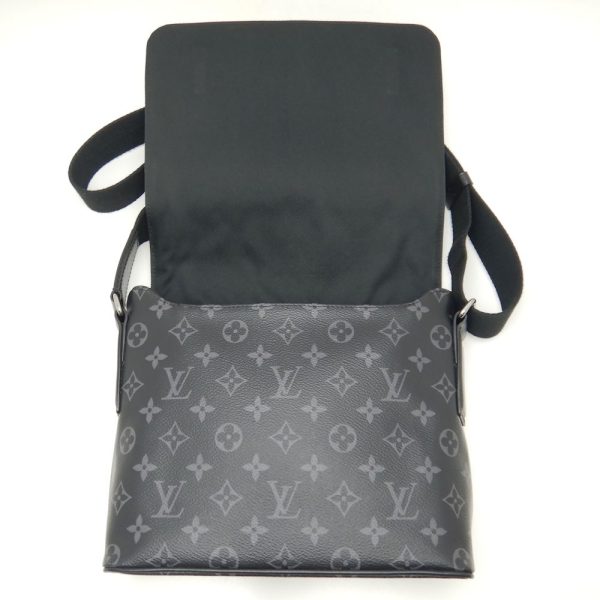 6 Louis Vuitton District PM Shoulder Bag Monogram Eclipse Black