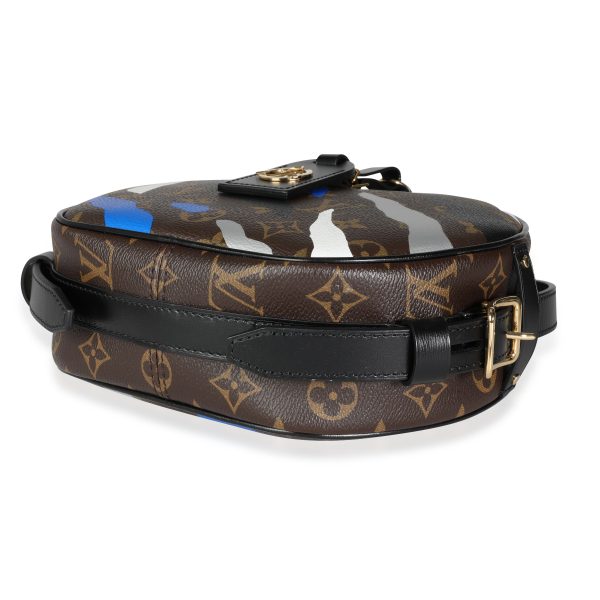 115437 clasp f6ee17bf 527c 478f be19 6f00edf29442 Louis Vuitton x League of Legends Monogram Canvas Boite Chapeau Souple