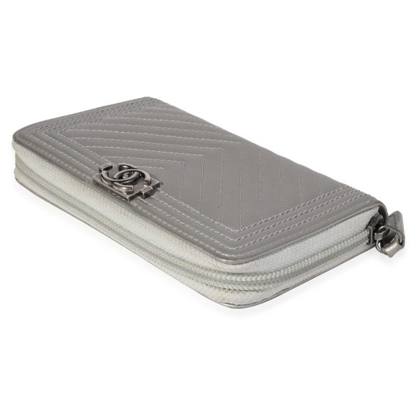 120834 box 631e72c4 0e40 4e3c 8729 c3e086ddd15e Chanel Silver Chevron Quilted Zip Around Boy Wallet