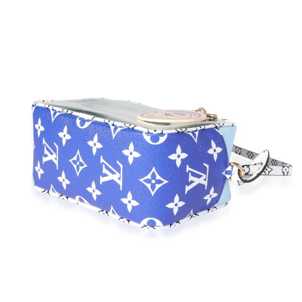 121112 clasp Louis Vuitton Blue Monogram Giant PVC Hamptons Beach Pouch