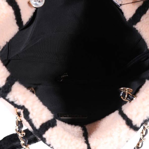 121834 av Chanel Peach Black Shearling Shopping Tote