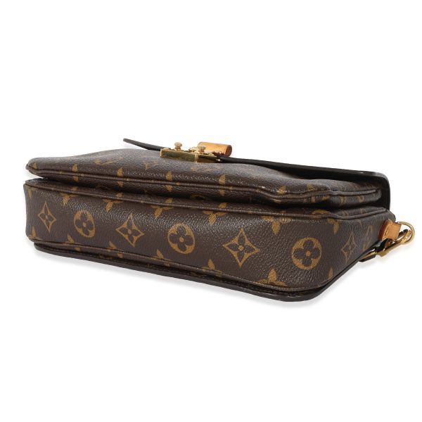 128825 clasp 947f4b90 5fb3 423e acdf 8577562fc07a Louis Vuitton Monogram Canvas Pochette Metis