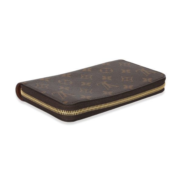 129800 clasp 52c94a84 63bd 44cd a0c5 00ad0ab52361 Louis Vuitton Monogram Canvas Zippy Wallet