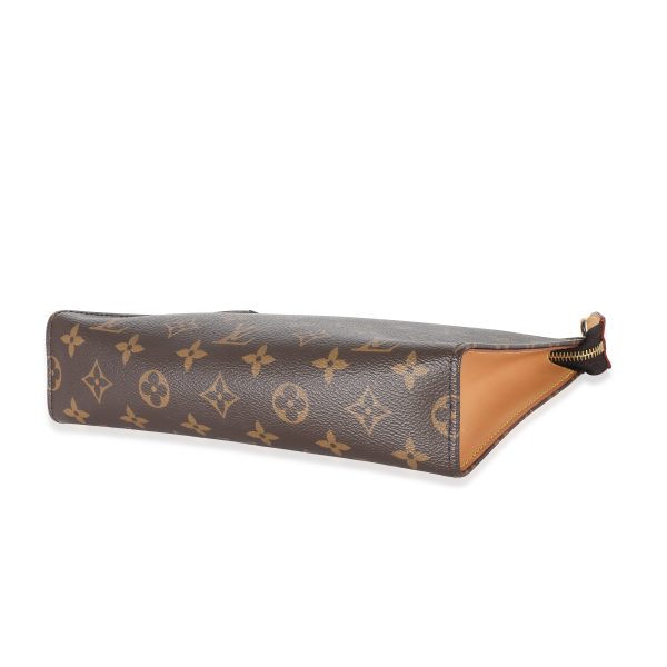 133851 clasp ebc228f9 e98f 49f5 a2f3 5485165aef84 Louis Vuitton Monogram Canvas Toiletry Pouch On Chain