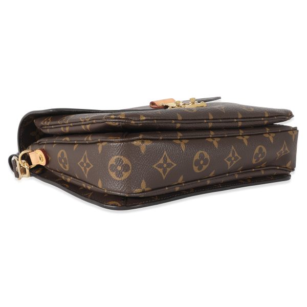 134625 clasp Louis Vuitton Monogram Canvas Pochette Metis