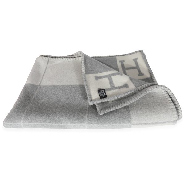 135661 pv Hermès Écru Gris Clair Merino Wool Cashmere Avalon III Throw Blanket