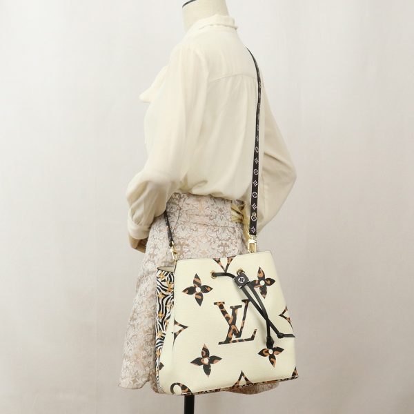 usdlv65466011 10 Louis Vuitton NéoNoé Crossbody Shoulder Bag Jungle White