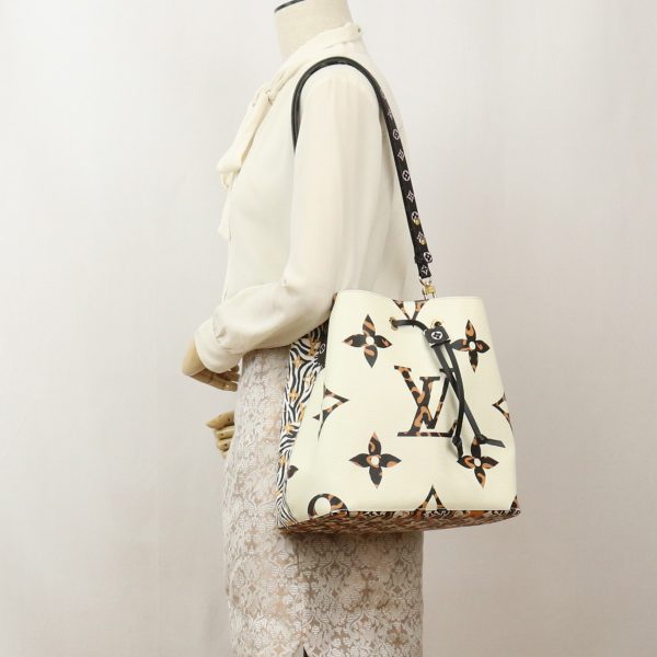 usdlv65466011 9 Louis Vuitton NéoNoé Crossbody Shoulder Bag Jungle White