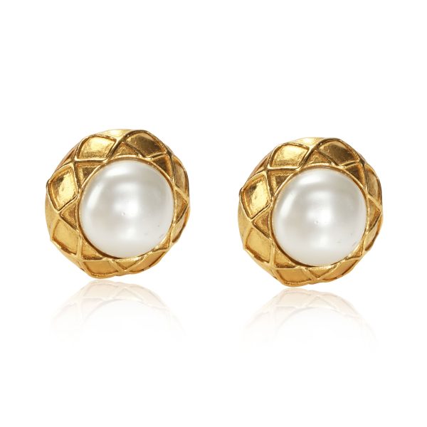 Vintage Chanel Glass Pearl Clip On Gold Tone Earrings Vintage Chanel Glass Pearl Clip On Gold Tone Earrings