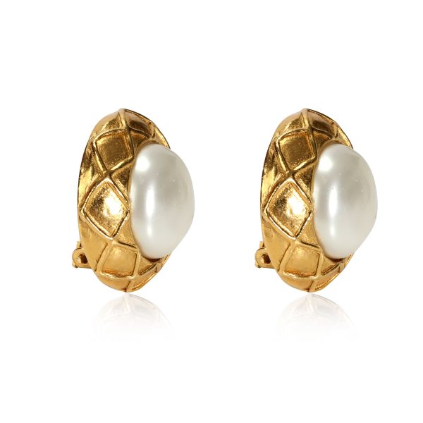 110444 sv d3c67d59 455c 4622 9c56 5b4bae3c8aeb Vintage Chanel Glass Pearl Clip On Gold Tone Earrings