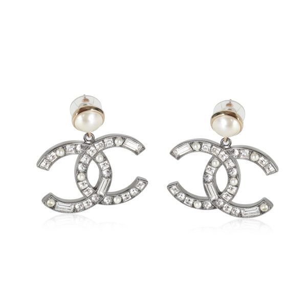 Chanel CC Two Tone Faux Pearl Strass Earrings From The 2020 Collection Chanel CC Two Tone Faux Pearl Strass Earrings From The 2020 Collection