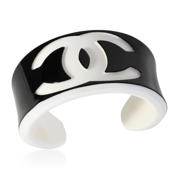 119390 pv Chanel White Black Resin Cuff Bracelet