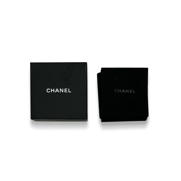 120382 box ac0d50fc 6504 4d5f a88b 051dbea7f618 Chanel 2021 CC Strass Station Ruthenium Bracelet