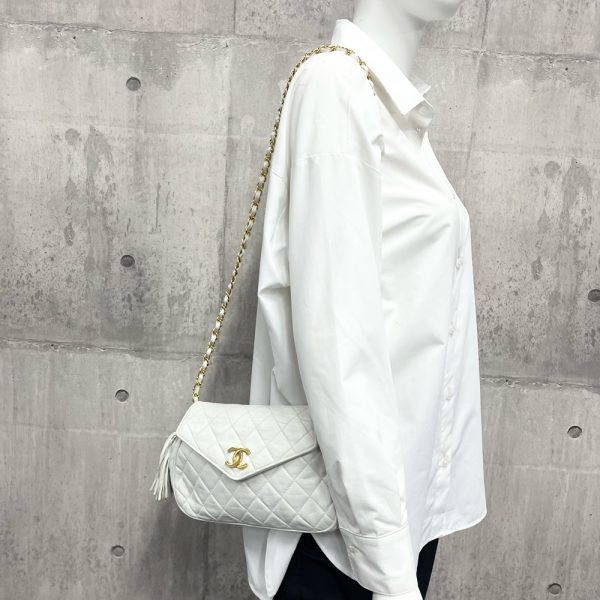 2000013246902378 17 Chanel White Leather Shoulder Bag Turn Lock Vintage Bag