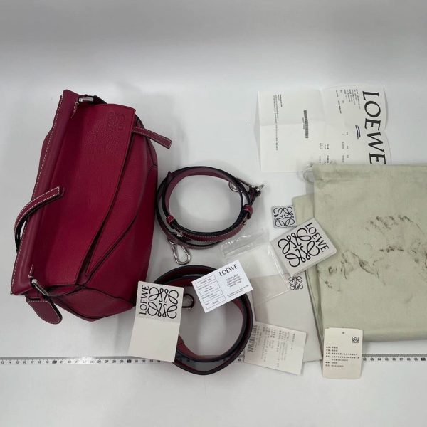 A8CB611D 4708 4EE7 B3BD 7B530C64974D 1 105 c Loewe Puzzle bag small raspberry pink leather